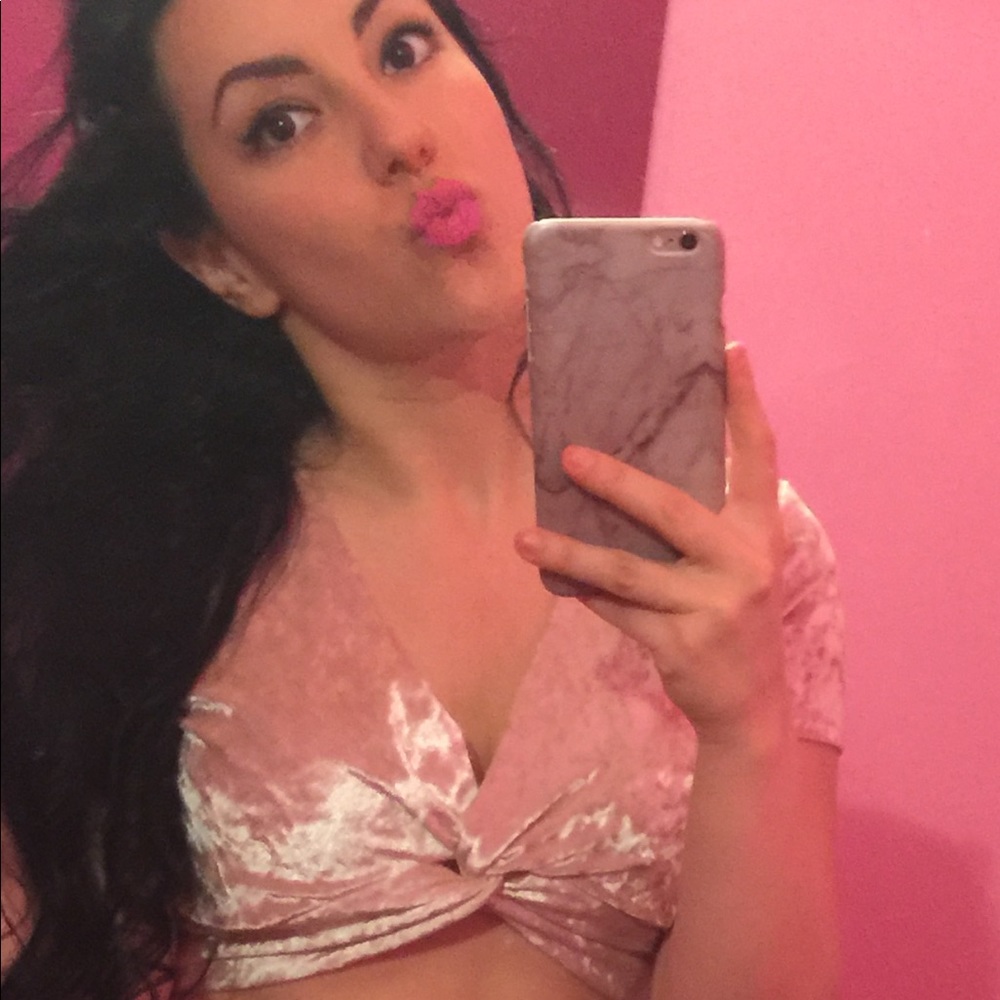 Little cropped short sleeve baby pink velvet top!!